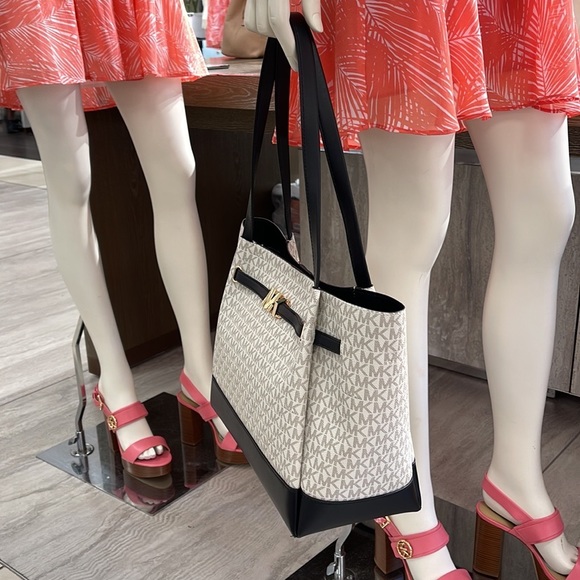 MICHAEL KORS
Reed Large Logo Shoulder Tote Bag
Vanilla/Black
Style# 35S3G6RT3B - Picture 14 of 16